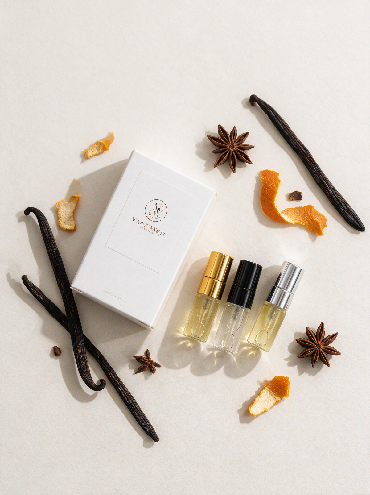 Duftproben-Set 3 × 2 ml Flatlay mit Vanille, Sternanis und Orangenschale