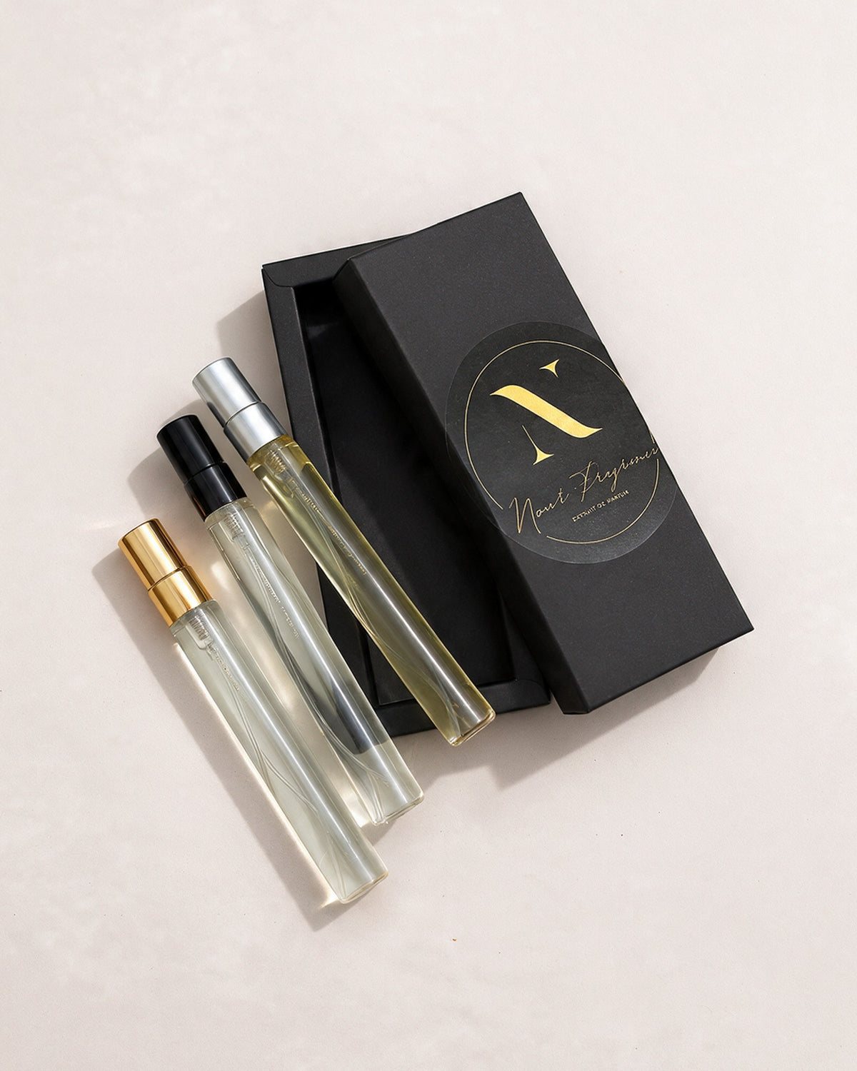 Drei Probierflakons von Nour Fragrance mit schwarzer Geschenkbox